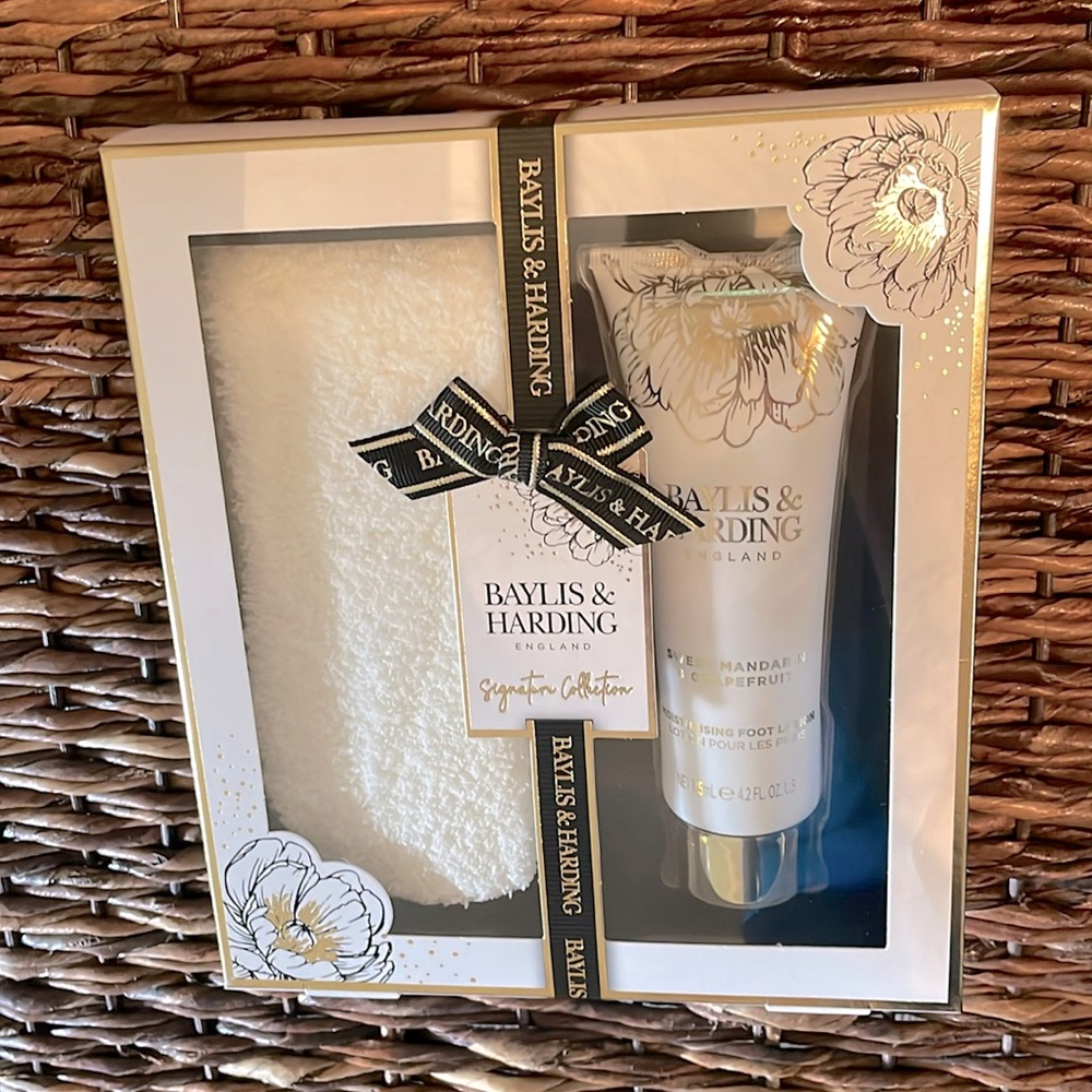 NIB Baylis&Harding Sweet Mandarin & Grapefruit Gift Set Socks Foot Care Lotion